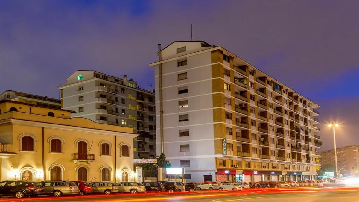 Radio Hotel, hoofdfoto