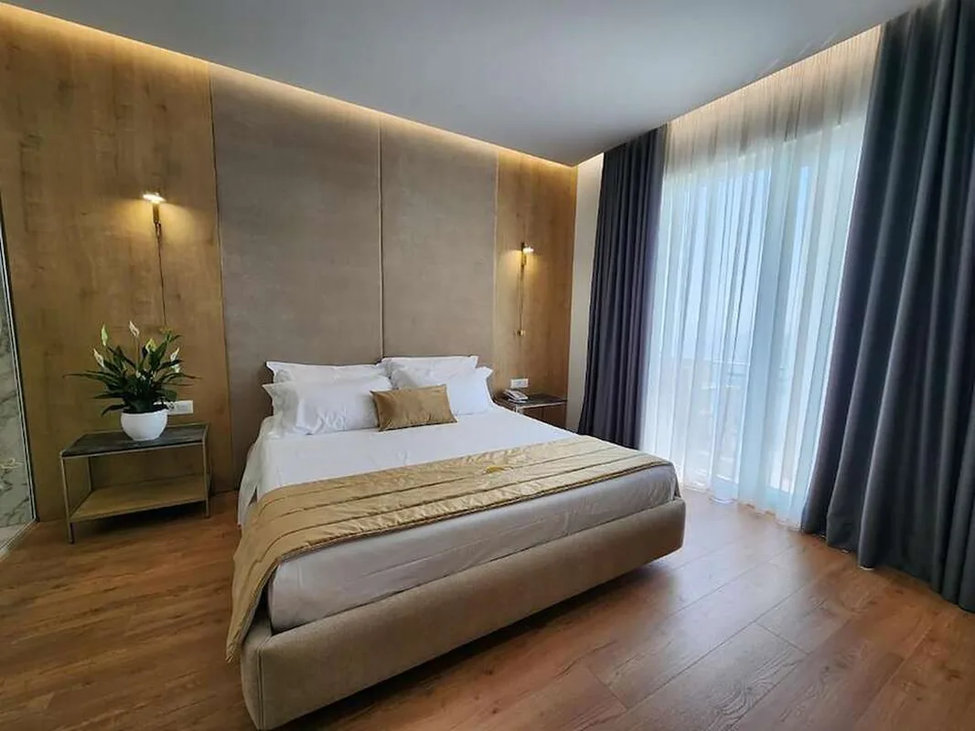 Gold Hotel — hoofdfoto