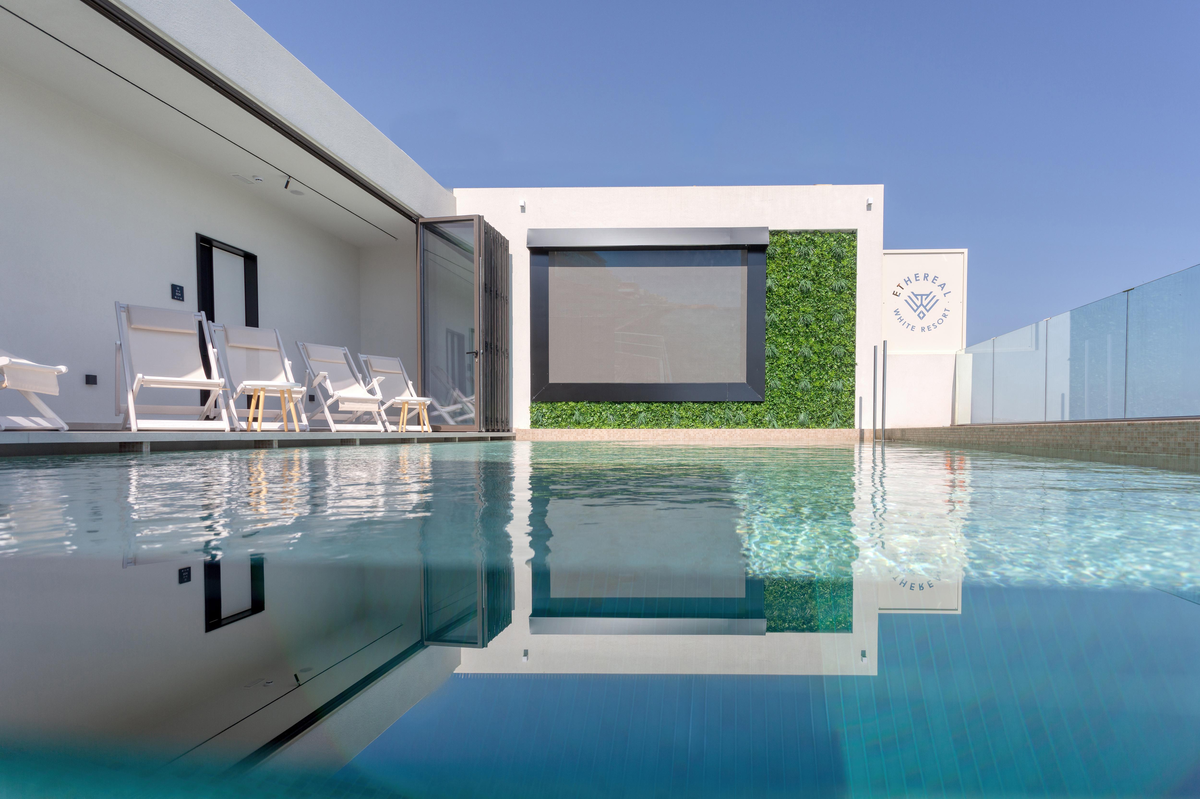 Ethereal White Hotel — hoofdfoto