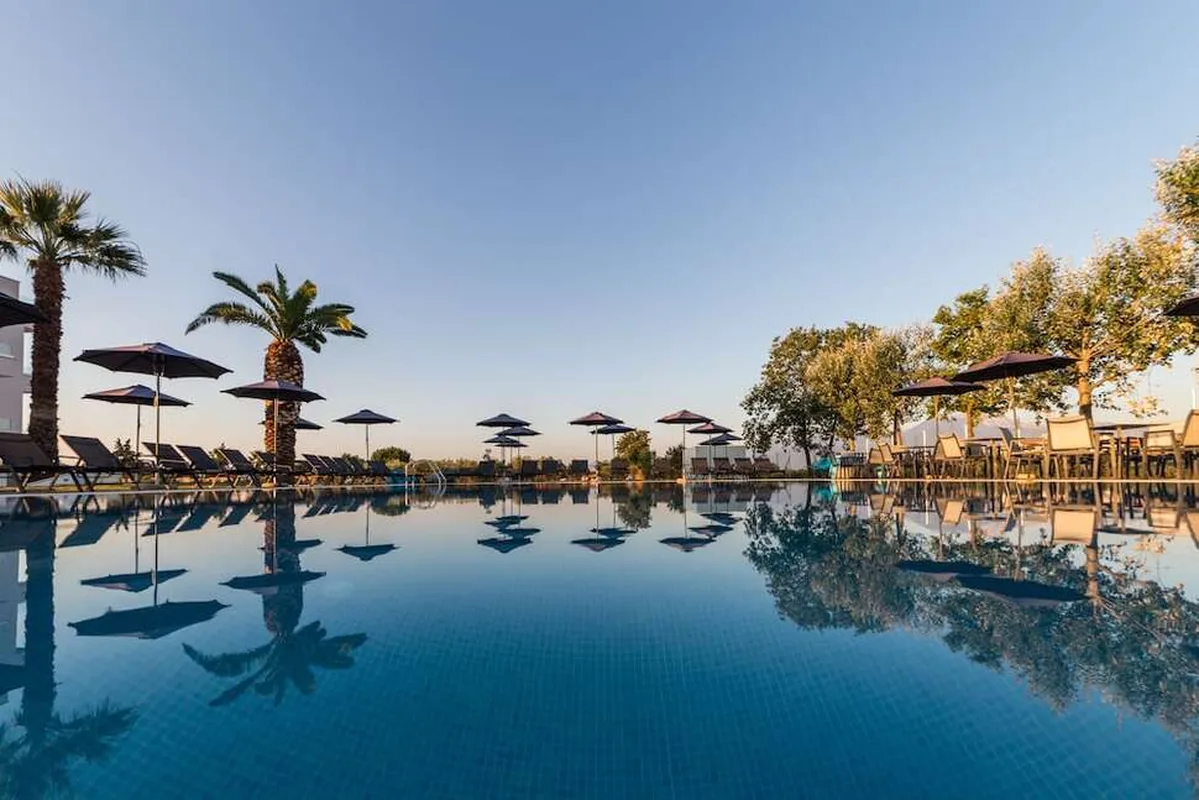 Mythic Summer Hotel — hoofdfoto