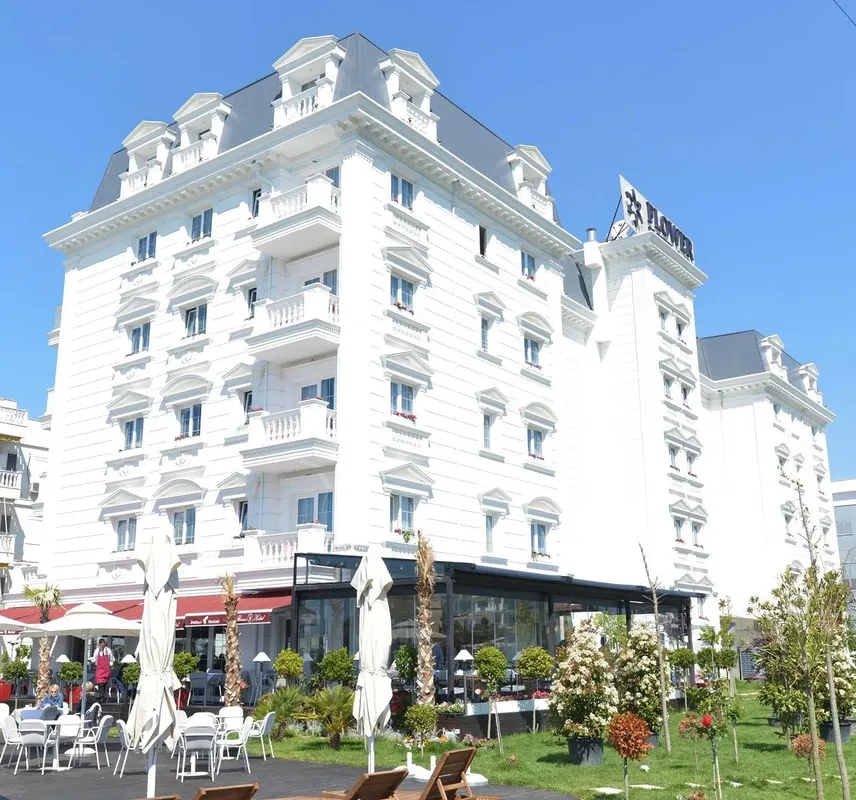 Flower Hotel, hoofdfoto