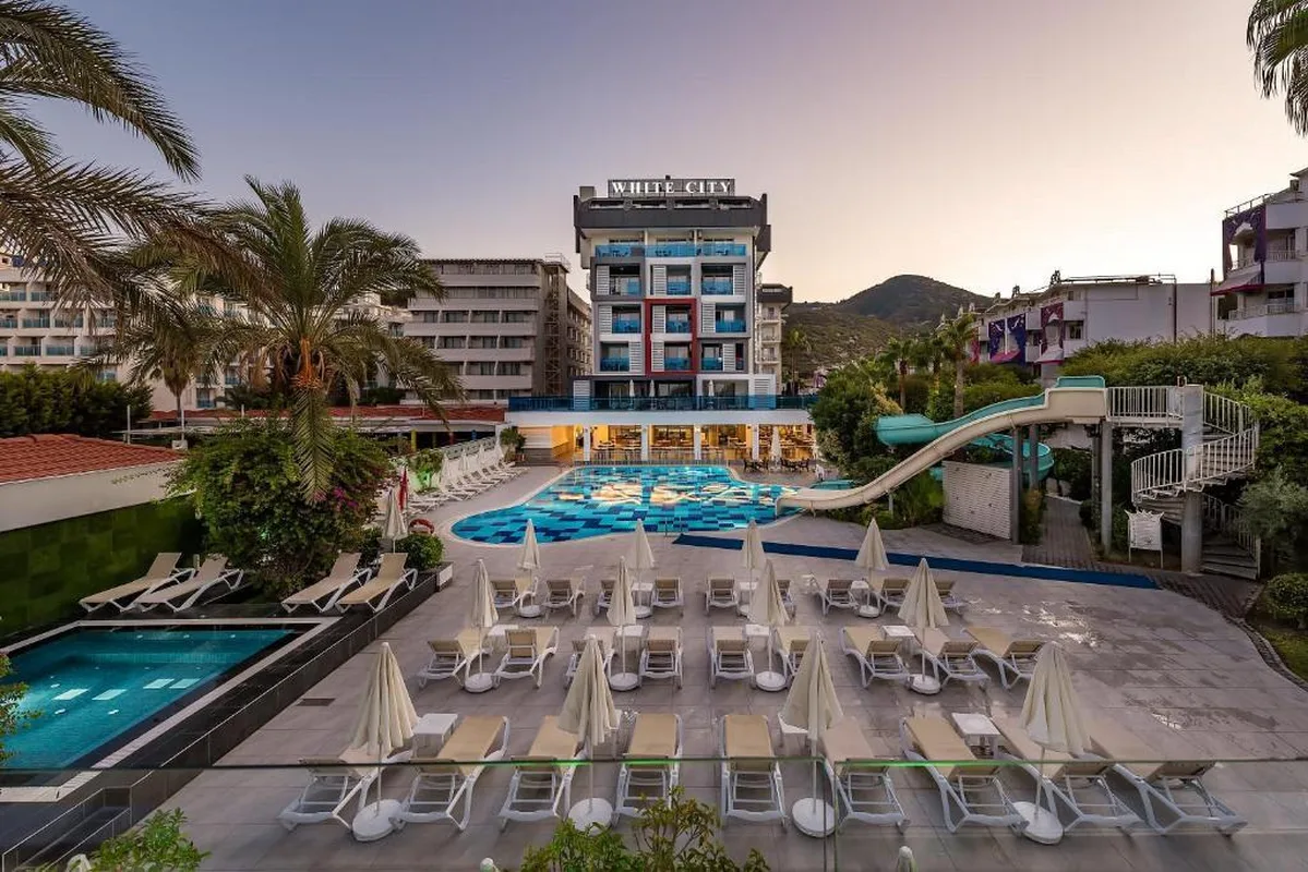 White City Beach Hotel — hoofdfoto