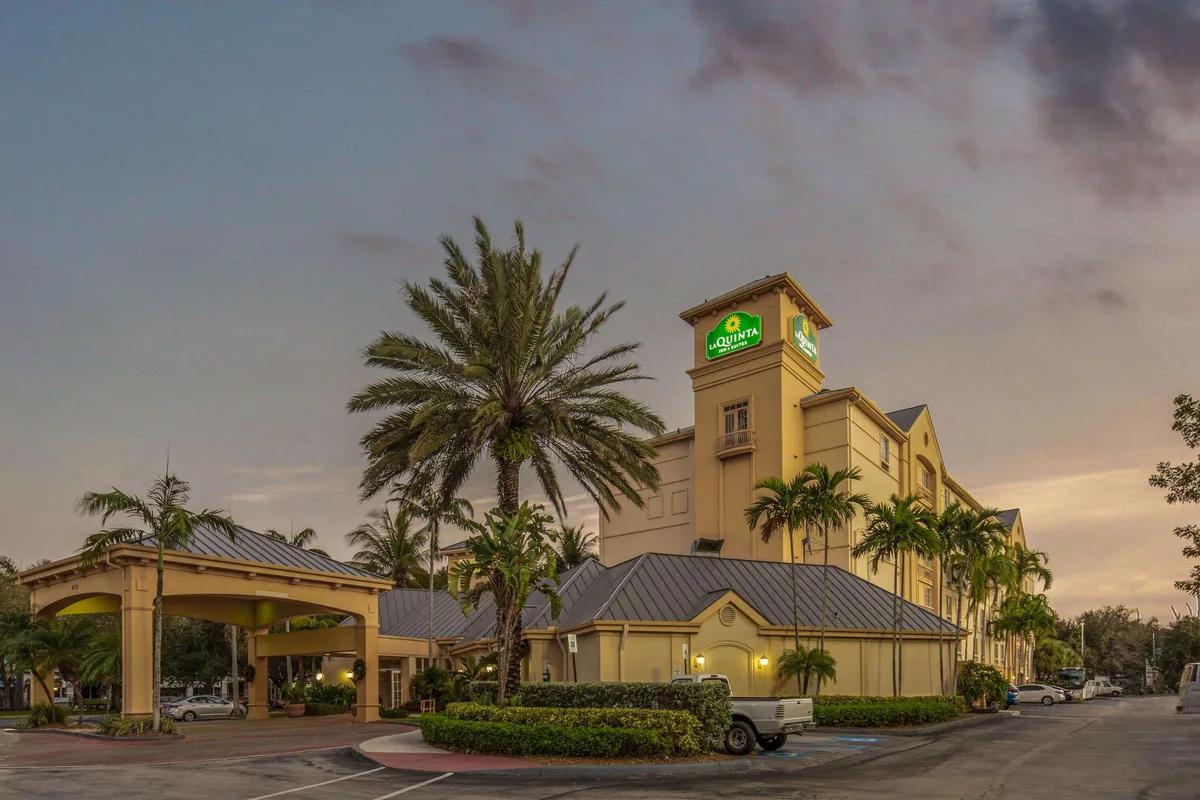 La Quinta Inn & Suites by Wyndham Miami Airport West — hoofdfoto