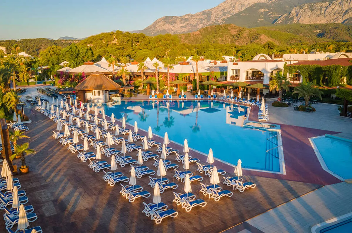 Emelda Sun Club, hoofdfoto