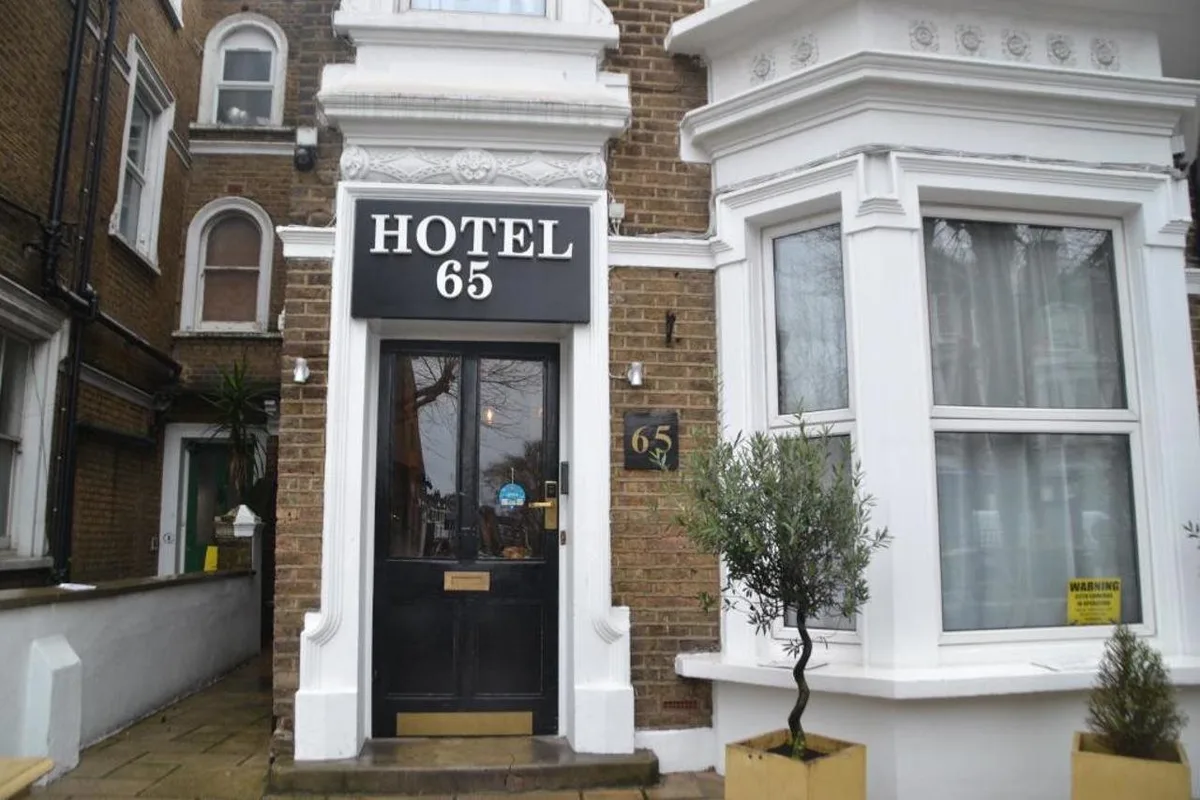 Hotel 65, hoofdfoto
