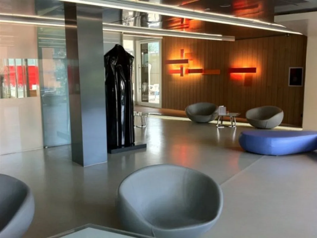 Hotel Zone, hoofdfoto