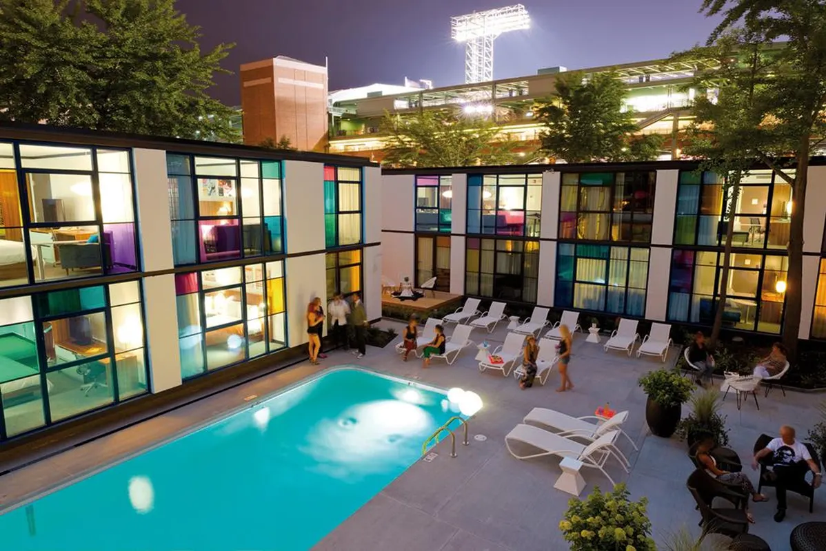 The Verb Hotel — hoofdfoto