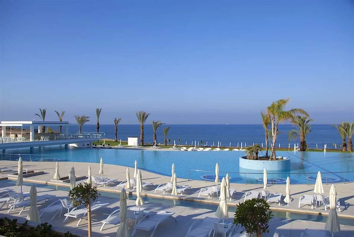 The King Evelthon Beach Hotel & Resort — hoofdfoto