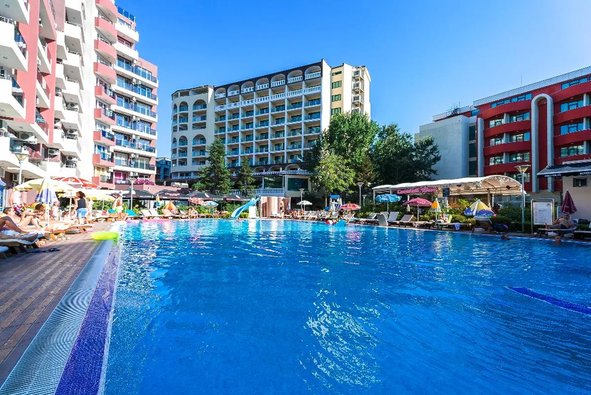 Persey Admiral Plaza Apartments, hoofdfoto