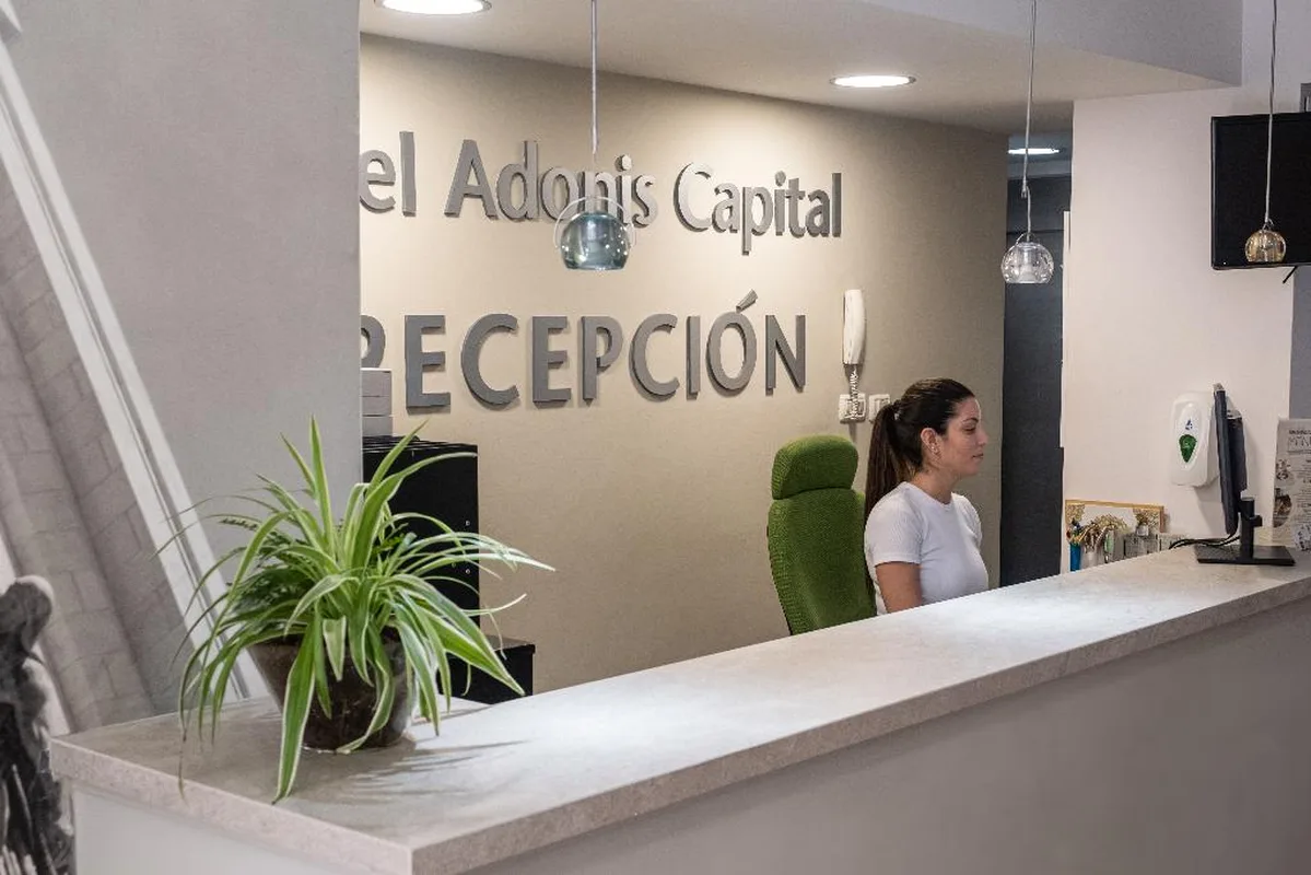 Adonis Capital, hoofdfoto