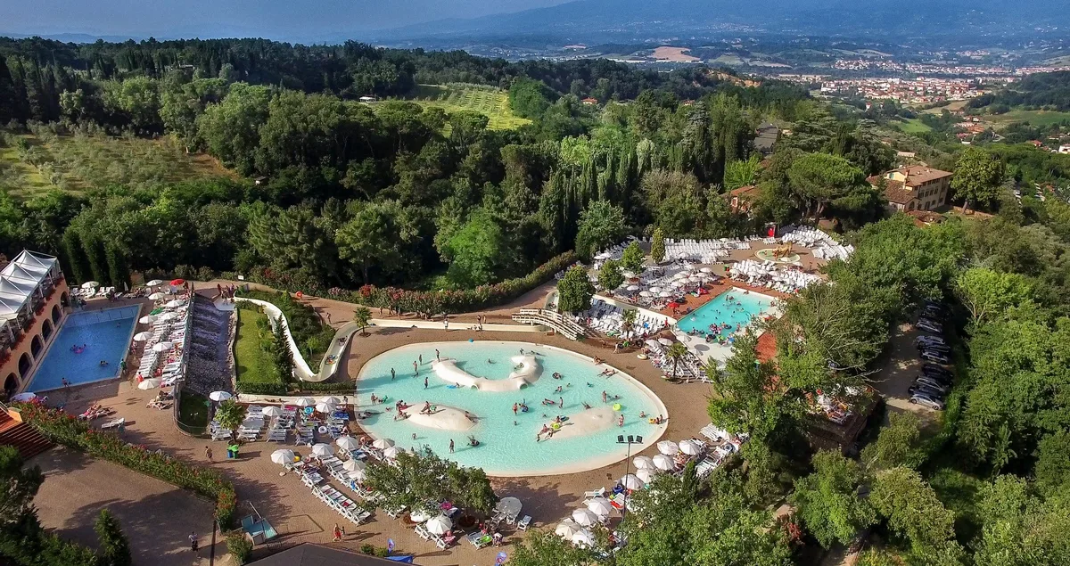 hu Norcenni Girasole Village — hoofdfoto