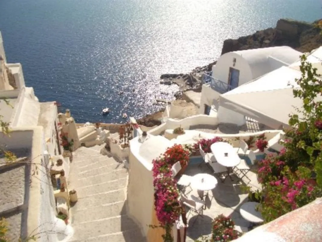 Above Blue Suites, hoofdfoto