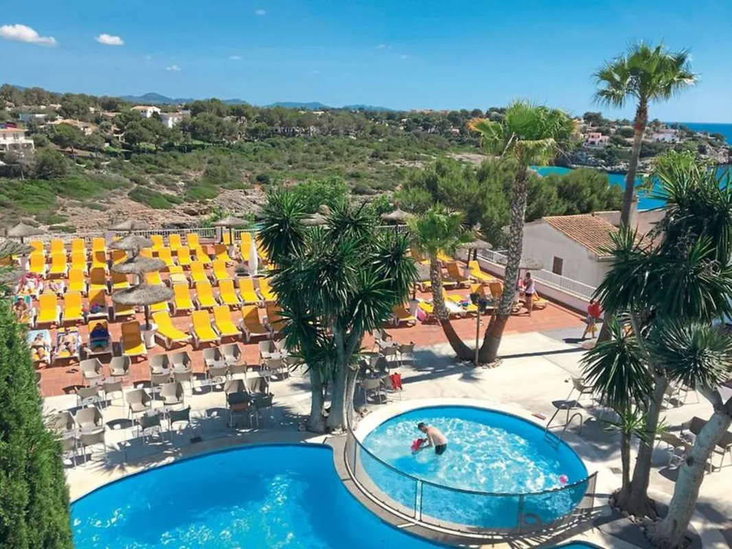 Flipflop Cala Mandia Hotel — hoofdfoto