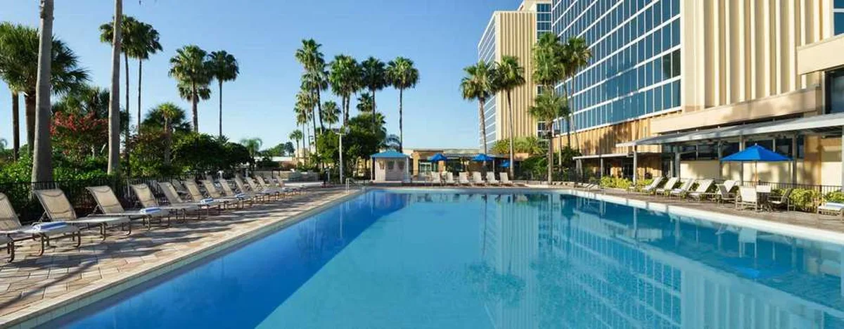 DoubleTree by Hilton at the Entrance to Unive — hoofdfoto