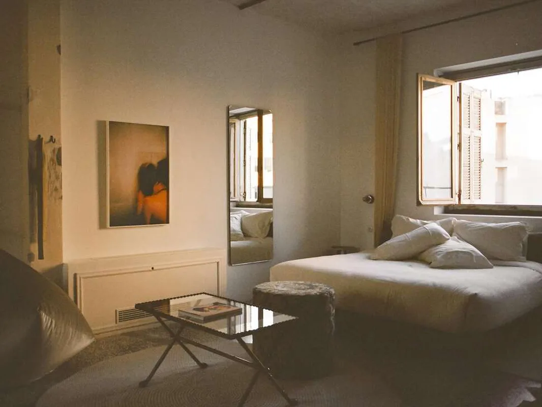 Mona Athens — hoofdfoto
