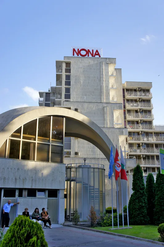 Nona, hoofdfoto