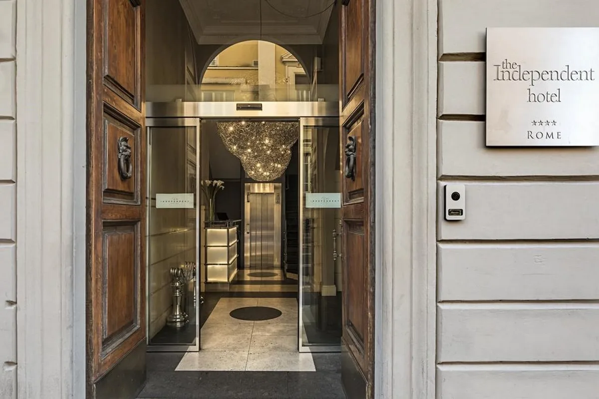 The Independent Suites, hoofdfoto