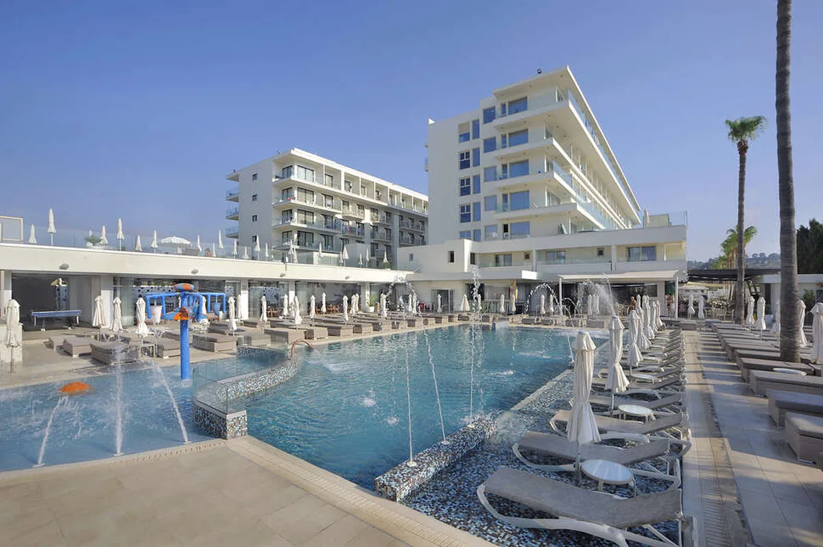 Nelia Beach Hotel — hoofdfoto