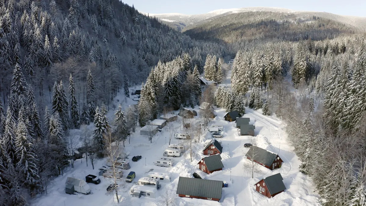 Base Camp Medvedin — hoofdfoto