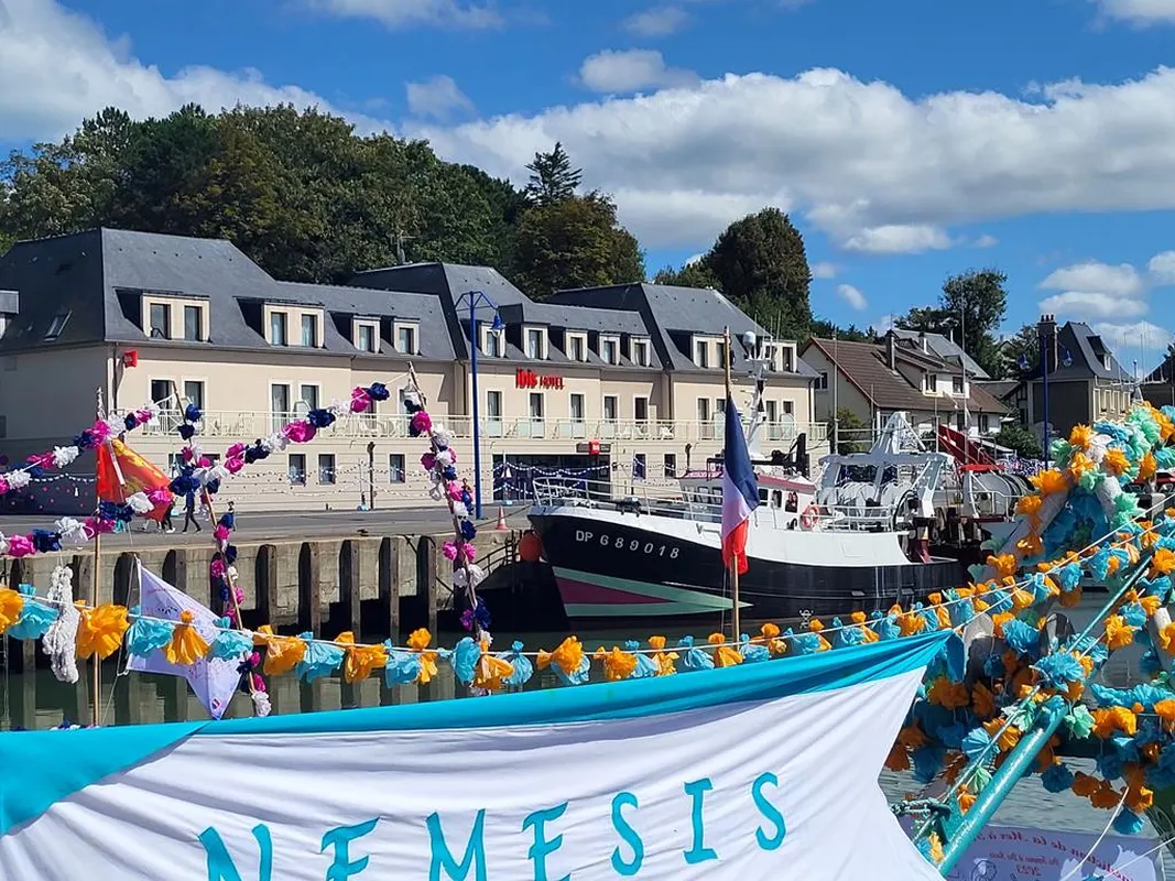 Ibis Port en Bessin — hoofdfoto