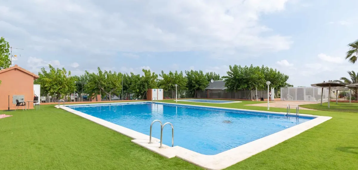 Holacamp Chilches — hoofdfoto