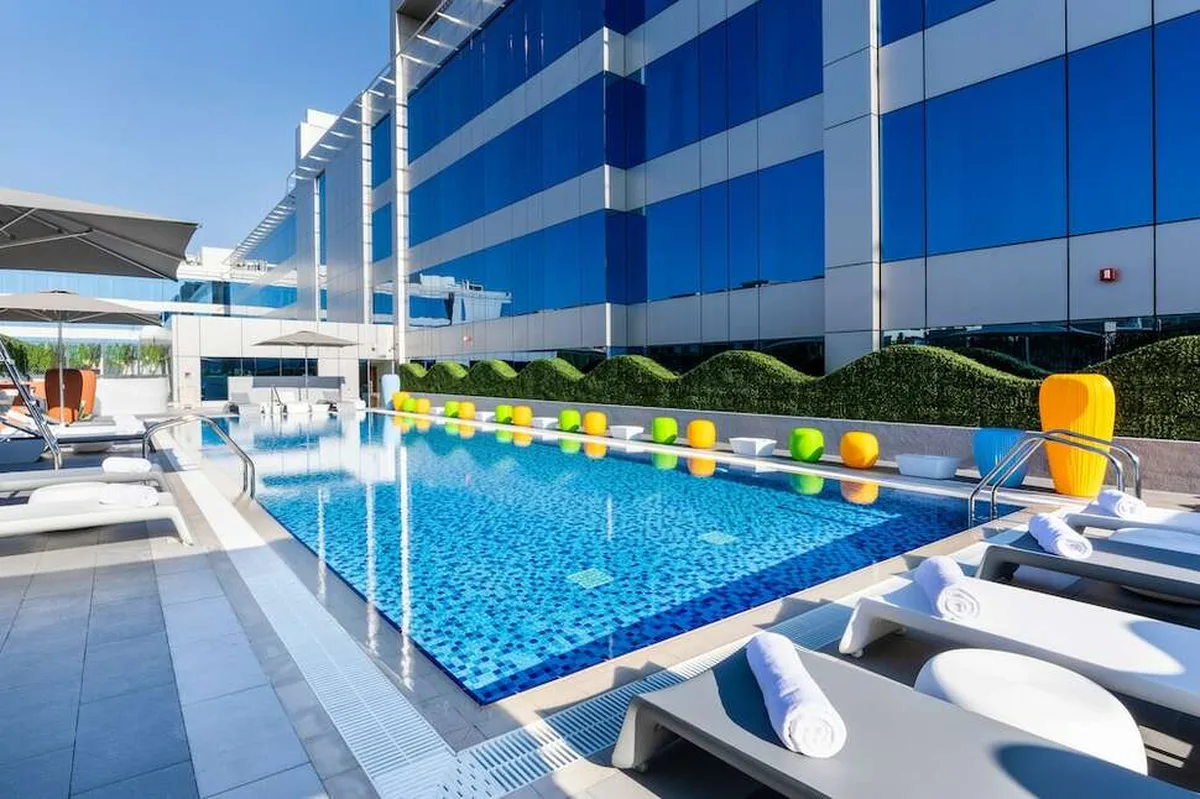 Studio M Arabian Plaza — hoofdfoto