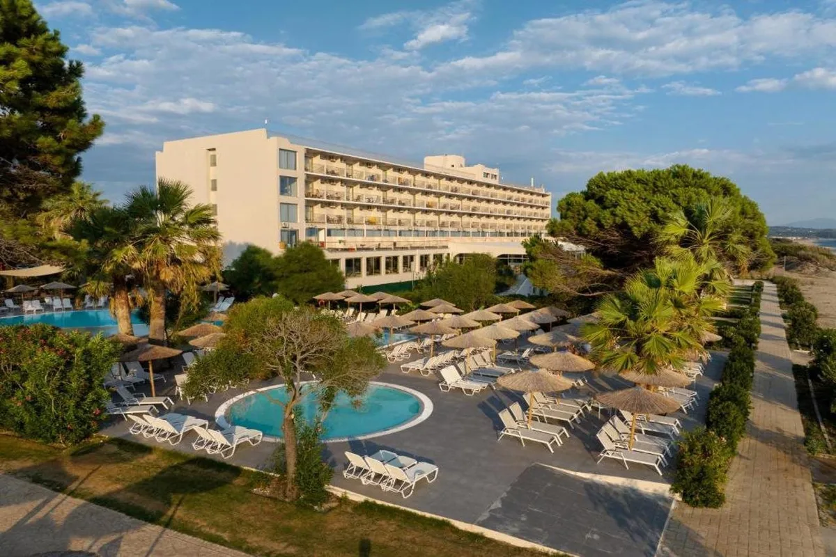 Ninos Grand Beach Resort — hoofdfoto