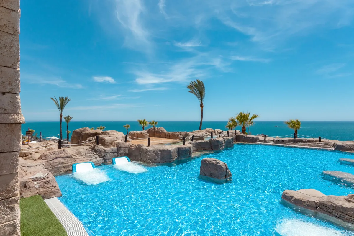Holiday World RIWO Hotel — hoofdfoto