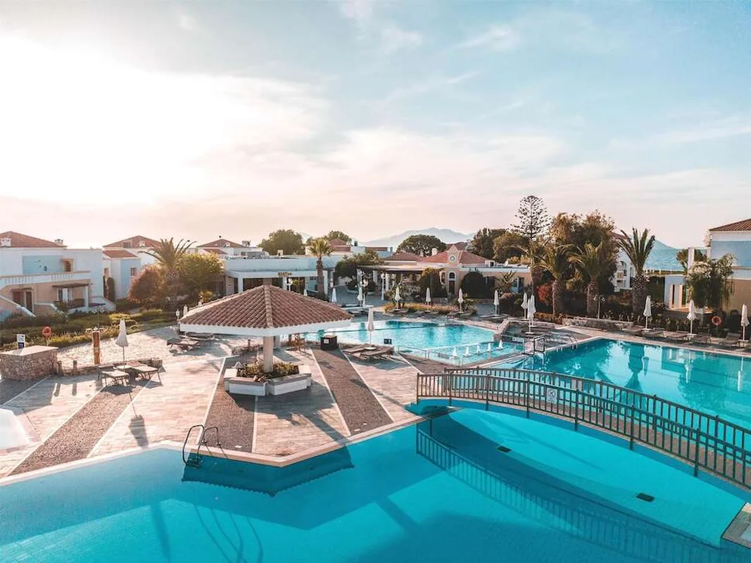 Neptune Luxury Resort — hoofdfoto