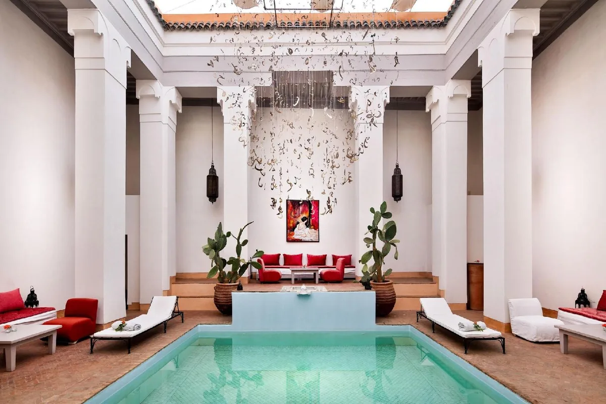 Riad Al Jasira, hoofdfoto