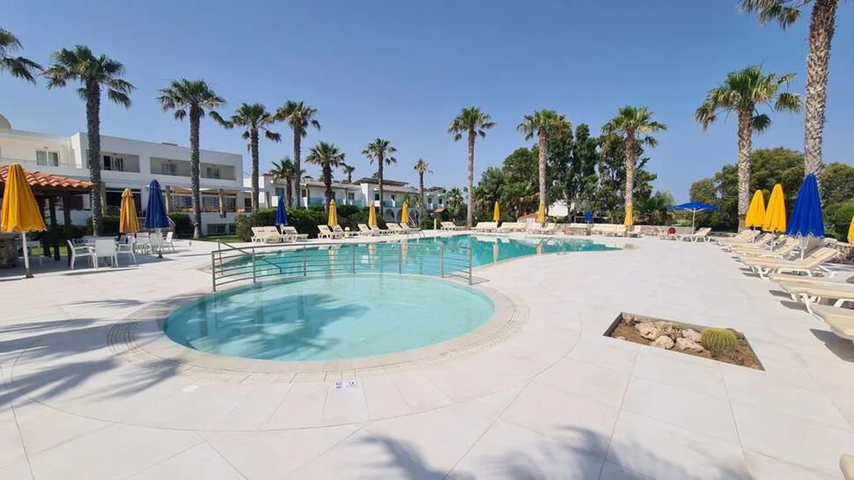 Irina Beach Hotel — hoofdfoto