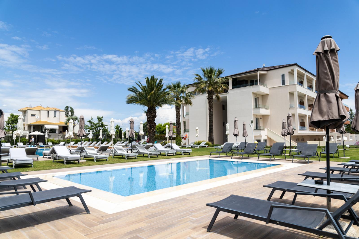 Mythic Summer Hotel — hoofdfoto