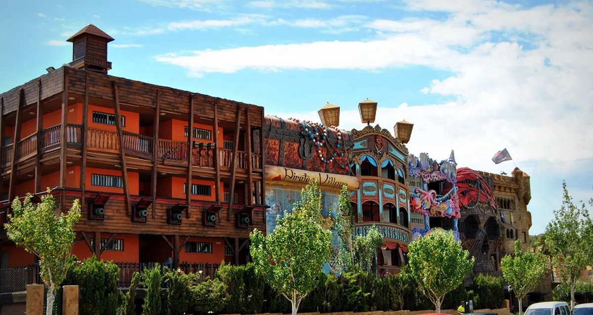 Pirates Village Apartments — hoofdfoto