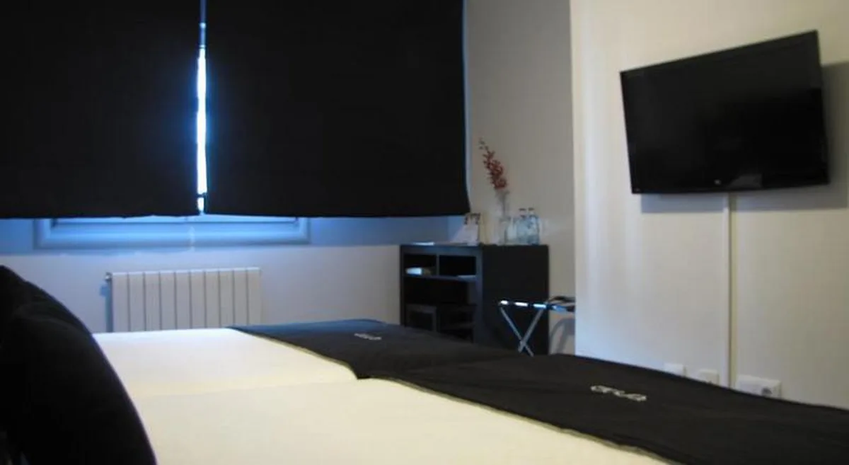 Hotel Room — hoofdfoto