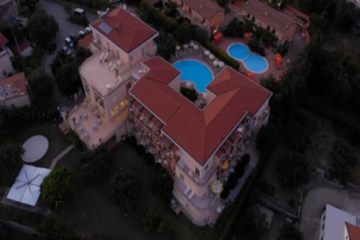 Hotel America, hoofdfoto