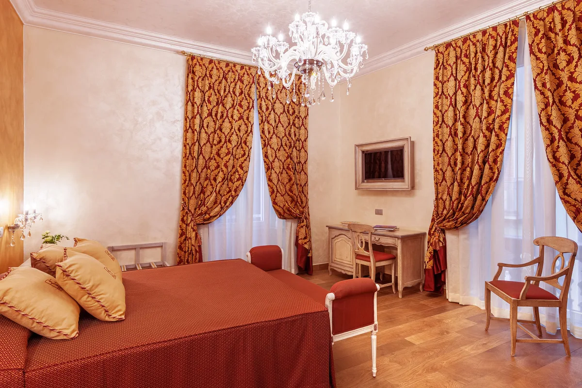 Relais Empire, hoofdfoto