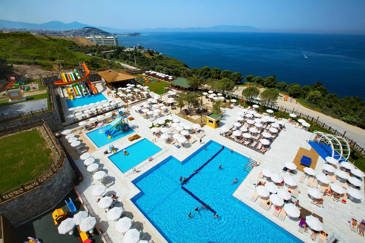 Ramada Hotel & Suites by Wyndham Kusadasi — hoofdfoto