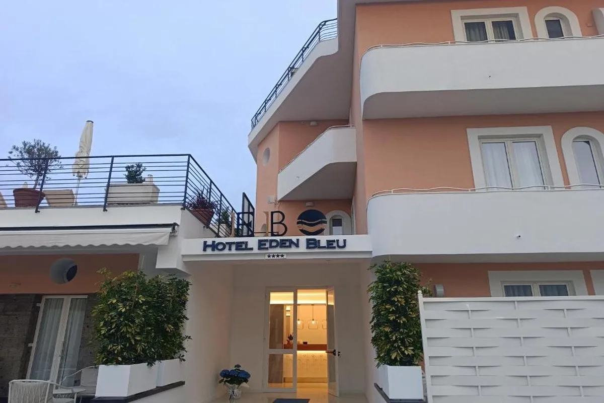 Eden Bleu, hoofdfoto