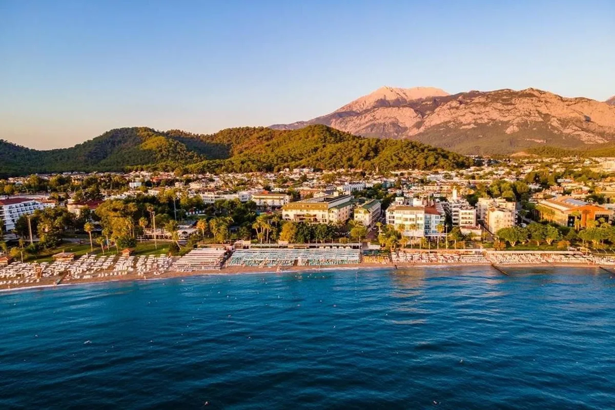 L'Ancora Beach — hoofdfoto