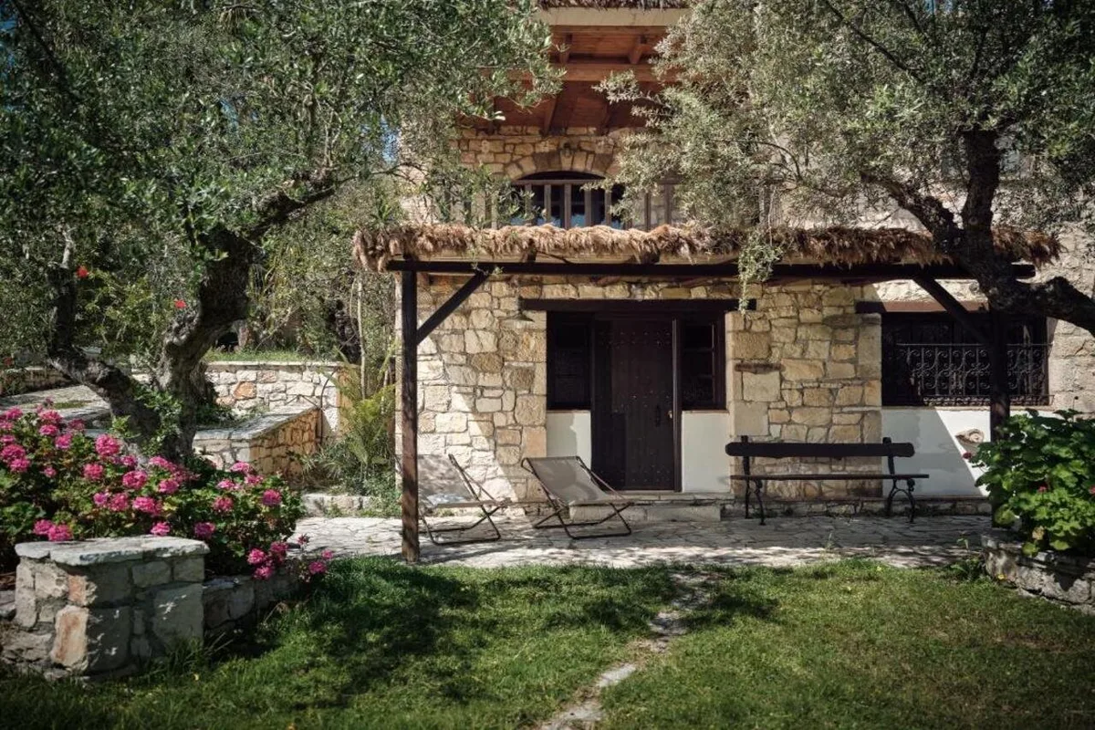 Leeda's Village, hoofdfoto