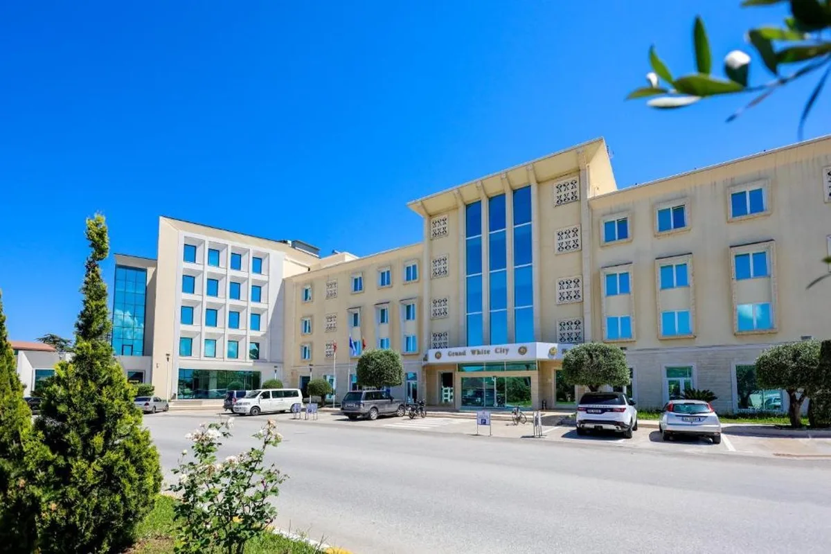 Grand White City Hotel — hoofdfoto