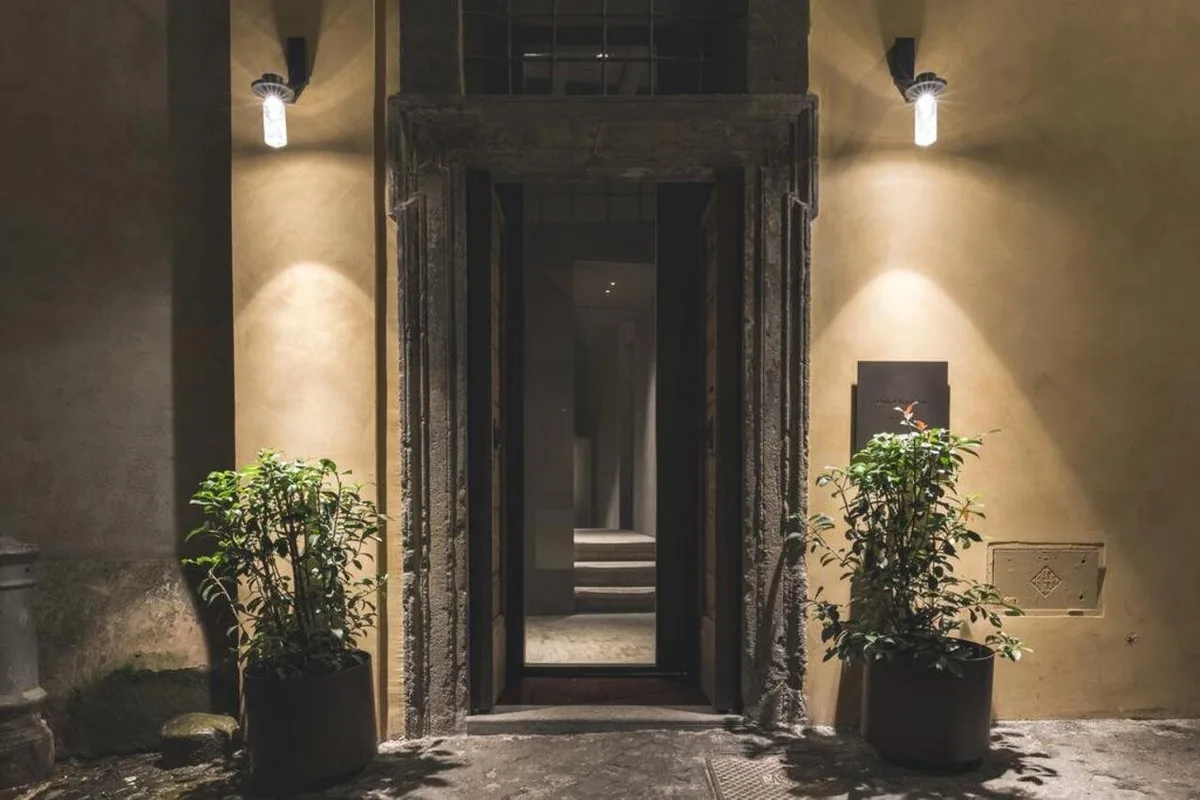 Hotel Scenario, hoofdfoto