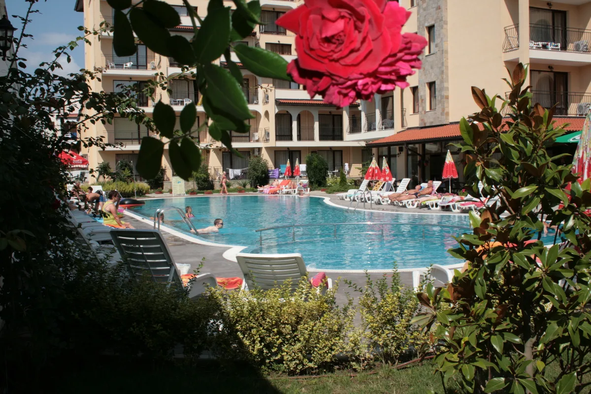 Rose Village, hoofdfoto