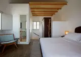 Sea Breeze Santorini Beach Resort, Curio Collection by Hilton foto 21