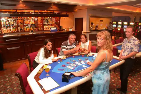 Denizkizi Royal Hotel in Alsancak — foto 4