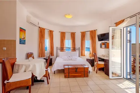 Sunrise Beach Suites in Αζόλιμνος — foto 7