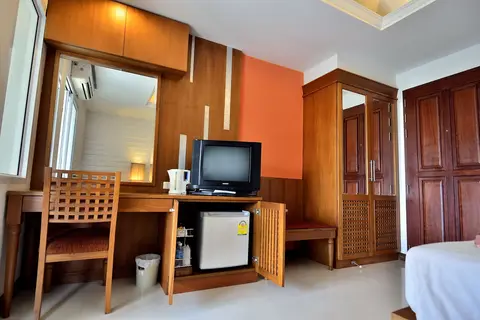 Hotel First Bungalow Beach Resort in บ้านบางรักษ์ — foto 10