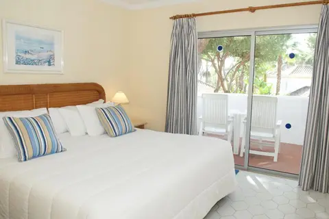 Vale do Garrão Villas in Seixal