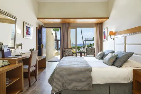 Alexander The Great Beach Hotel in Paphos — foto 7