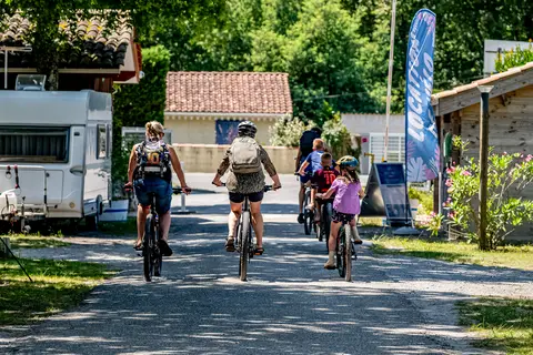 Flower Camping La Canadienne in Arès — foto 9